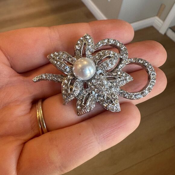Vintage Jewelry Silver Tone Faux Pearl Flower Brooch Flower Pin - Picture 2 of 6